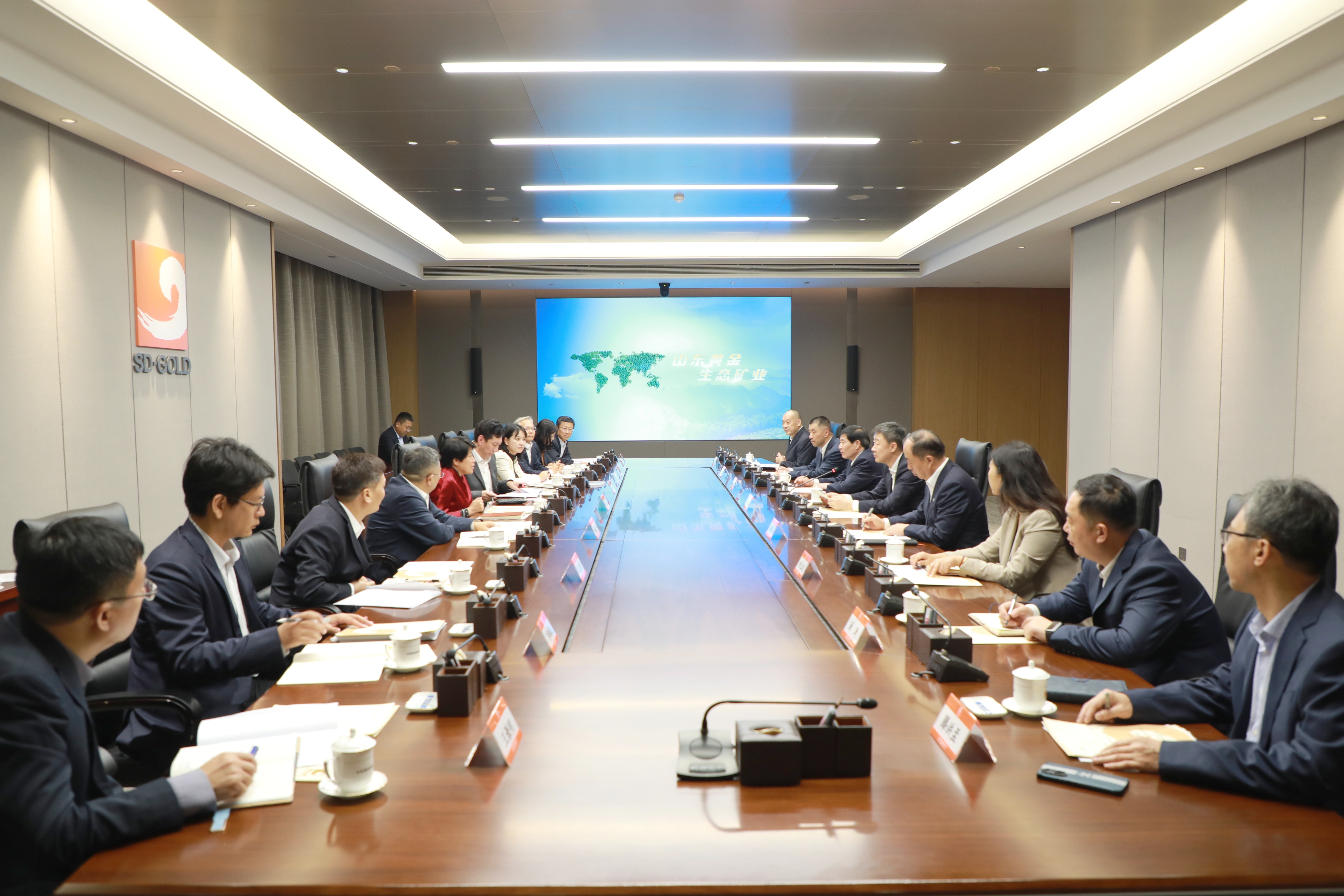 张晓；；；峒泄ㄉ枰械澄、副行长韩静一行